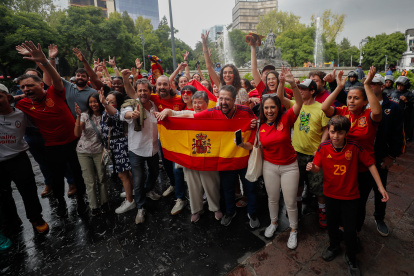 Hinchas españoles durante los festejos por el campeonato de la Eurocopa.