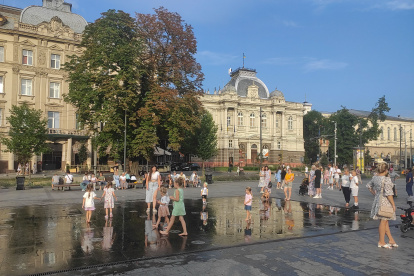 Varios niños intentan sofocar en una fuente casi seca la prolongada ola de calor agravada por los cortes masivos de electricidad en toda Ucrania.