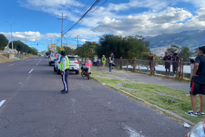 Los agentes de tránsito realizan controles en distintos puntos de la ciudad.