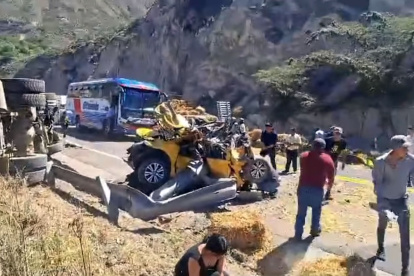 El auto quedó destrozado y el tráiler estaba virado sobre un costado de la avenida Panamericana Norte, tras el impacto