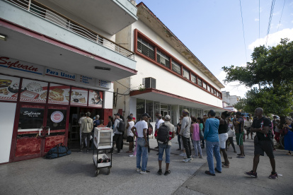 Personas esperan su turno para comparar pan este domingo, en La Habana.