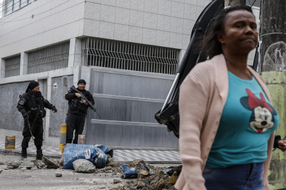 Agentes de las fuerzas de seguridad brasileñas patrullan diez favelas, este lunes, en Río de Janeiro (Brasil).
