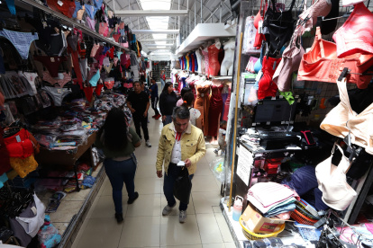 Afuera del Centro Comercial Granada, en las calles Cuenca y Chile, se ubican puestos rodantes, en los que se ofertan trajes para vestir a las mascotas. Las comerciantes fabrican en las noches las prendas, según cuentan.