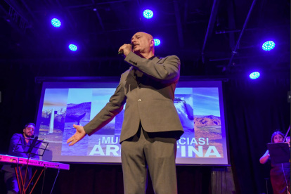 a potente voz de Óscar Mangione llenó de emoción al público que acudió al Teatro Sánchez Aguilar para disfrutar de un concierto de tango.