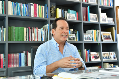 Cucalón es abogado y catedrático; fue asambleísta y ministro de Gobierno.