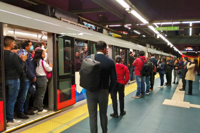 Por la demora en el cierre de puerta se generó aglomeración de personas en la estación Cardenal de La Torre .