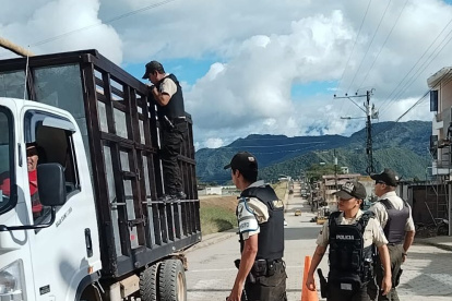 Control. Uno de los operativos que la Policía Nacional realiza en las carreteras de Ecuador, por la inseguridad.
