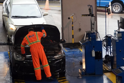 El proceso de revisión se realiza en seis centros de la AMT en Quito.