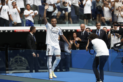 Kylian Mbappé fue presentado en Real Madrid ante los hinchas, directivos e invitados especiales