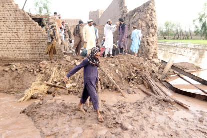 Afganos examinan la escena de destrucción tras las lluvias torrenciales en la aldea de Shansra Ghondai, distrito de Sorkhroud, provincia de Nangarhar, Afganistán, el 15 de julio de 2024.