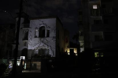 Viviendas a oscuras durante un apagón en La Habana.