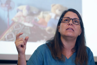 La directora para las Américas de Human Rights Watch, Juanita Goebertus, habla durante la presentación de un informe.