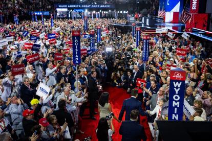 Milwaukee. El senador JD Vance (abajo a la derecha) llega para aceptar su nominación a la vicepresidencia.