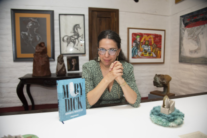 Casandra Sabag es artista y antropóloga visual. Labora en el campo de la divulgación de conocimientos a través de la docencia, la creación y las narrativas transmedia. Esta es su décima muestra individual.