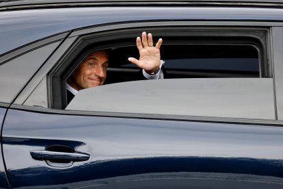 El presidente Emmanuel Macron sale en coche después de asistir al desfile militar del Día de la Bastilla en la Avenida Foch, en París.
