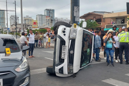 Así quedó el vehículo accidentado en Salinas, la tarde de este 16 de julio.