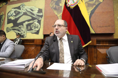 La suspensión fue criticada por el interpelante Jorge Peñafiel pero dijo que acatará lo que disponga el Pleno.