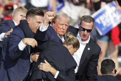 Foto de archivo donde se ve que el expresidente estadounidense Donald Trump es sacado del escenario por el Servicio Secreto tras un incidente durante un mitin de campaña, en Butler, Pensilvania