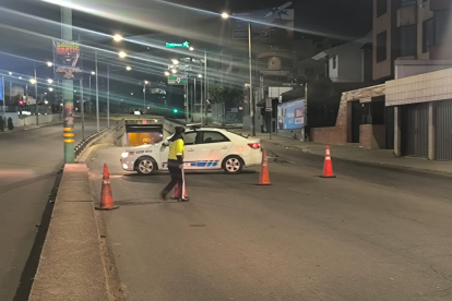 Policías y delincuentes que querían robar una gasolinera se enfrentaron en la avenida Simón Bolívar, en Quito.