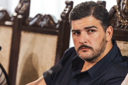 En la denuncia se afirma que el alcalde Aquiles Álvarez habría participado en actividades ilícitas relacionadas con el comercio irregular de combustibles.