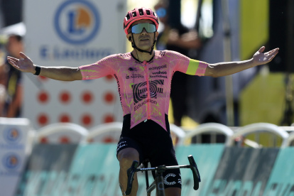 Superdevoluy (France), 17/07/2024.- Ecuadorian rider Richard Carapaz of EF Education - EasyPost celebrates as he crosses the finish line to win the 17th stage of the 2024 Tour de France cycling race over 177km from Saint-Paul-Trois-Chateaux to Superdevoluy, France, 17 July 2024. (Ciclismo, Francia) EFE/EPA/GUILLAUME HORCAJUELO