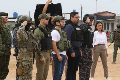 Escoltado con tanques militares llegó Daniel Noboa a Durán.