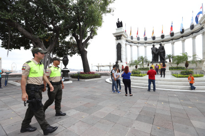 Policías vigilan el sector de La Rotonda, uno de los centros turísticos de la ciudad.