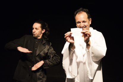 La improvisación es el punto de partida de esta cómica obra teatral que se estrena el jueves 18 de julio. 

Producción realioza para la obra de teatro EN-CONTRASTE, dentro de la Casa de la Cultura Ecuatoriana.

Foto: Almudena Grandal / La Metro
Edición: Andrés Páez / La Metro