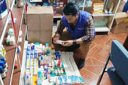 Más de 5600 medicamentos sin registro sanitario, caducados y adulterados se encontraron en una farmacia de Quito