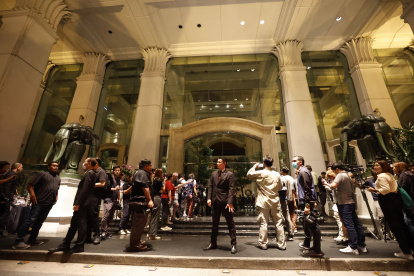 Los periodistas esperan afuera del lugar después de que seis personas fueran encontradas muertas en el hotel Grand Hyatt Erawan en Bangkok, el 16 de julio de 2024.