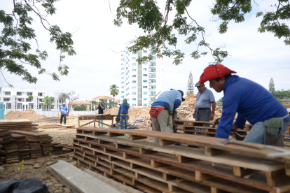 Trabajos. Pese a los reclamos, en el predio se realizan ya algunas adecuaciones. En el sitio se levantarán dos enormes edificios comerciales.