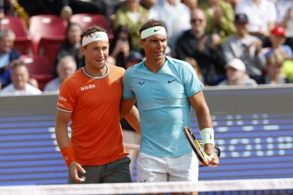 Bastad (Sweden), 15/07/2024.- Rafael Nadal (R) of Spain and Casper Ruud of Norway celebrate after winning their doubles match against Miguel Angel Reyes-Varela of Mexico and Guido Andreozzi of Argentina at the Nordea Open Tennis tournament in Bastad, Sweden, 15 July 2024. (Tenis, Noruega, España, Suecia) EFE/EPA/ADAM IHSE SWEDEN OUT