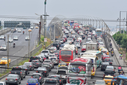 Este fue el escenario que se observó en el puente de la Unidad Nacional el fin de semana del 13 y 14 de julio, en el tramo que conecta a Durán con La Puntilla.