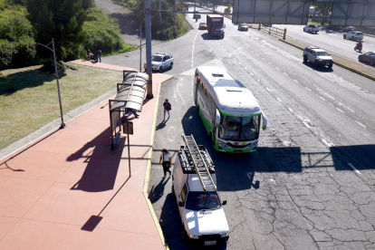 La vía que une el valle de Tumbaco y Cumbayá con Quito tiene 13,6 kilómetros. Una gran parte de la arteria está desolada.