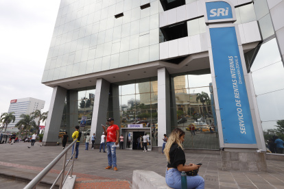 Entidad. A diario, personas llegan a las oficinas del SRI para preguntar sobre el pago de la devolución.