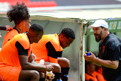 El entrenador argentino Vitamina Sánchez (d) tendrá su debut en el banquillo de Liga de Quito.