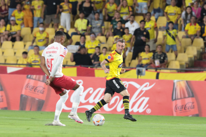 Damián Díaz disputando el balón con un jugador de Bragantino.