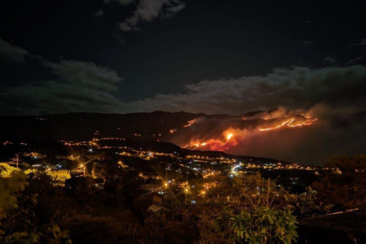 Bomberos y equipos de rescate trabajan Intensamente para controlarlo.