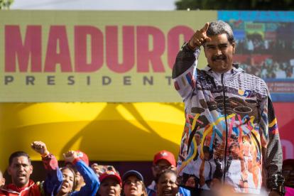 El presidente de Venezuela y candidato a la presidencia, Nicolás Maduro, saluda en un acto de campaña