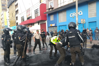 La Policía limpió las calles en donde los manifestantes quemaron llantas.