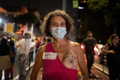 Una mujer durante una manifestación para denunciar la violencia machista en Brasil.