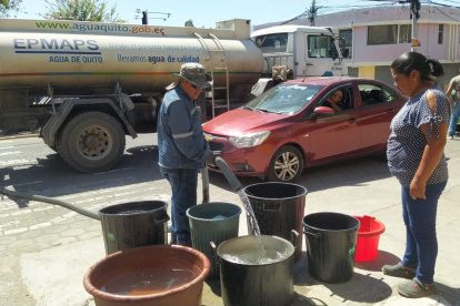 En el barrio Collaquí se rompió la rotura de una tubería. Tanqueros llegaron al sector para abastecer a los moradores.