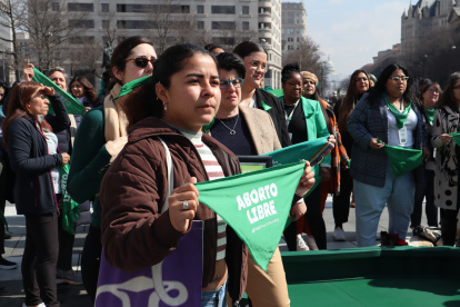 Varias mujeres mientras participan en una manifestación a favor del aborto en Washington.