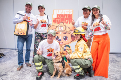 El perrito Chaupi se convirtió en bombero honorario y ahora vive en la Comandancia del Cuerpo de Bomberos de Quito.