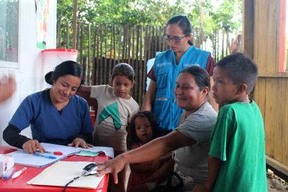 Una integrante de Unicef da información sobre salud en la comunidad de Truenococha, San Juan de Sasipahua.