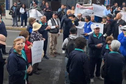 Jubilados y pensionistas protestando.