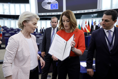 Estrasburgo (Francia). Roberta Metsola y Ursula von der Leyen (izq.), durante la entrega del documento oficial que revalida la continuación al frente de la Comisión Europea.