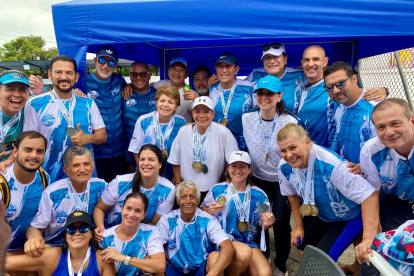 Los nadadores del Guayaquil Tenis Club con las medallas cosechadas.