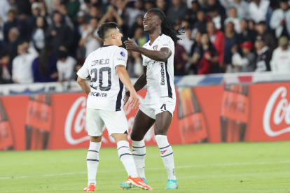 Ricardo Adé celebra con su compañero el gol marcado para LDU.
