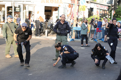 La policía inspecciona los daños en el lugar del ataque en Tel Aviv, Israel, el 19 de julio de 2024.